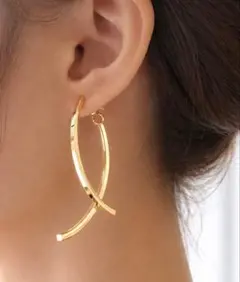 クロスピアスゴールド 大ぶりピアス 大人ピアス フープ カーブ重なるピアス181