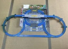 ひろげて立体！トミカとプラレールの街マップとレール付き