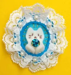 猫さんのブローチ　レース　青　ガラス　ハンドメイド　刺繍　アクセサリー　手芸