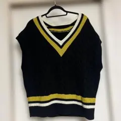 ケーブル編み Vネック ニットベスト