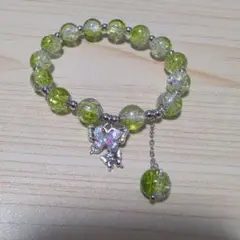 緑色のビーズブレスレット 蝶のチャーム付き