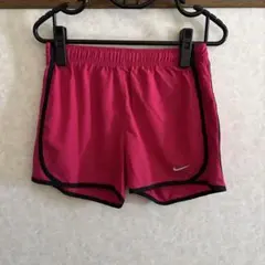 NIKE ショートパンツ　ランニング　ロゴ　　カジュアル　スポーツ　フィットネス