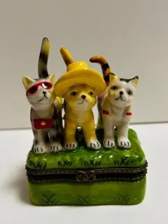 猫のフィギュア付き 陶器製小物入れ - メルカリ