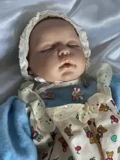 ヴィンテージ　リボーンドール　青と白の花柄ドレス 赤ちゃん人形