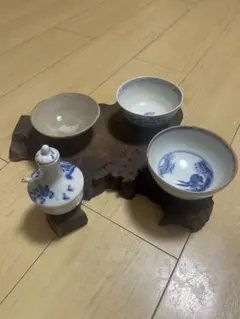青い花模様の茶碗とピッチャーセット
