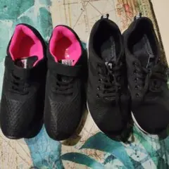 ブラックスニーカー ピンクインソール