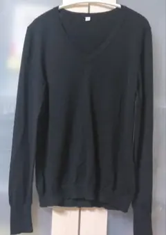 ユニクロ　黒のVネックセーター