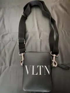 と*し様 VLTN ロゴ入り ショルダーバッグ　VALENTINOのサムネイル
