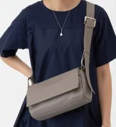 BEARDSLEY(ビアズリー)《付替えベルト付き》レザーボディバッグ　2点