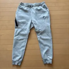 NIKE テックフリースパンツ　グレーのサムネイル