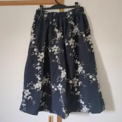 【新品未使用】ファビア花柄刺繍ロングフレアスカートネイビーのサムネイル