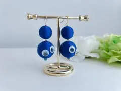 ボンボンピアス ブルーおめめ