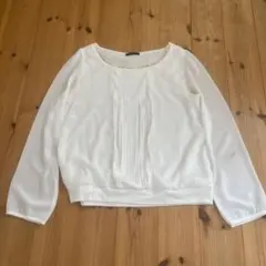 ホワイトプリーツ長袖ブラウス　a.v.v.