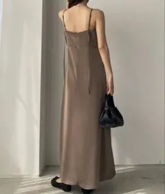 バックストラップデザインサテンキャミワンピース