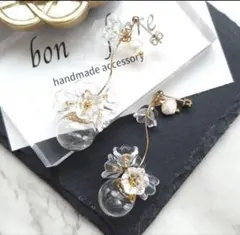 限定値下げガラスドームとクリアなお花のピアス　サージカルステンレス　ウェディング