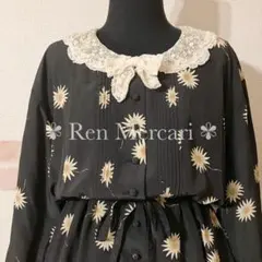 ブラックベース マーガレット柄 スカラップレース襟のワンピース