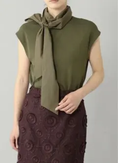 グレースコンチネンタル　ボウタイ衿ニットトップ　カーキ