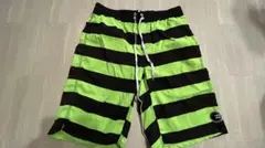 Billabong ストライプショートパンツ 黒と蛍光グリーン