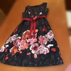 DUAL VIEW 桃色〜赤の花柄大人可愛い 黒地でシックなAラインワンピース