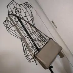 本革 カーキ色 お財布ショルダーバッグ アンチフォルムデザイン　スマホショルダー