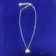 ニナリッチエレガントな花形シルバーネックレス