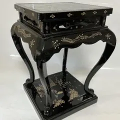 螺鈿細工 漆塗り 花台 飾り台 黒塗り 和家具　黒い木製花瓶台 伝統的なデザイン