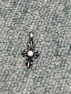 シルバー クロス ペンダント クリスタル付き