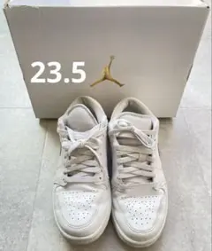 23.5cm エアジョーダン　白スニーカー　レディーススニーカー　NIKEのサムネイル