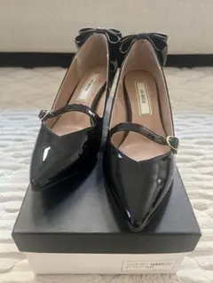 リボン付きエナメルブラックパンプス