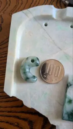 糸魚川翡翠　上質　白緑　小滝圧砕　1053g 糸魚川翡翠 上質 白緑 小滝圧砕 1053g - メルカリ