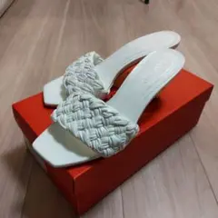 ★希少★カラーノ★CARRANO ★ホワイト　本革★ミュール　サンダル★極美品 カラーノ CARRANO デザインヒールパデッドミュールサンダル