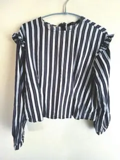 肩フリル 薄手ブラウス　ブルー　サックス　紺色　ストライプ柄