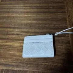 ボッテガヴェネタ　イントレチャート　オフホワイト　　ストラップ付きコインケース