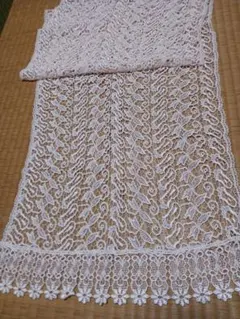 春物　淡いピンクのレースのショール