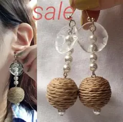 #324ラフィアボール×スワロフスキーパールピアス／イヤリング　ハンドメイド