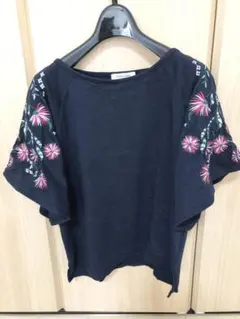 トップス　袖刺繍　グローバルワーク