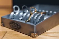 シザートレイ　シザートレー　シザースタンド　2段タイプ Amazon.co.jp: 7丁 木製 シザースタンド シザートレー シザー