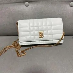 美品/近年モデル バーバリー ローラ ショルダーバッグ TB キルティング 赤 話題のバッグ】バーバリーの新シグネチャーバッグ 「ローラ」の新作