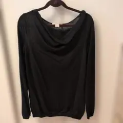 黒のドレープネック長袖シャツ