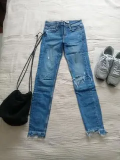 ZARA　ザラ34インチ　ストレッチスキニーデニム ダメージ加工 膝穴あり