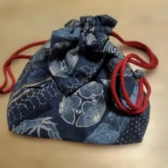 和風模様の巾着袋 紺色 赤い紐