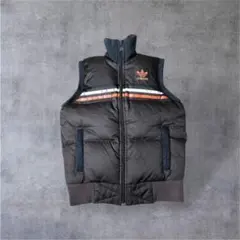 アディダスオリジナルス00sトレフォイルロゴダウンベスト万国旗 ダークブラウンM