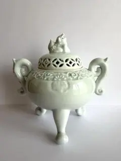 有田・伊万里焼　獅子摘三つ足青瓷香炉　清兵衛作