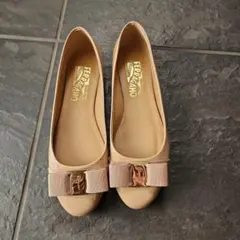 Ferragamo ベージュリボンフラットシューズエナメル35D