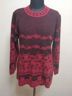 赤と黒の長袖ニットセーター