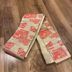 伝統的なピンクと金色の着物帯