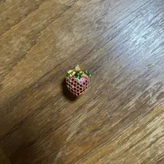 【新品未使用】Swarovski いちごブローチ