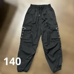 黒いカーゴパンツ ハート型ボタン付き