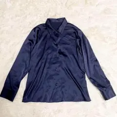 新品【スピック＆スパン】ソフトサテンシャツ　長袖　ゆったり　光沢　紺　23年のサムネイル