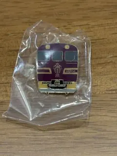 近鉄電車の観光特急「あおによし」をモチーフにしたピンバッジです